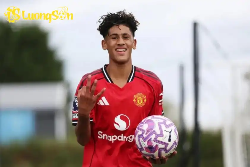 Cầu thủ 15 tuổi này đang thi đấu bùng nổ trong các đội trẻ của Manchester United. Ảnh: The Sun. Cầu thủ 15 tuổi này đang thi đấu bùng nổ trong các đội trẻ của Manchester United.