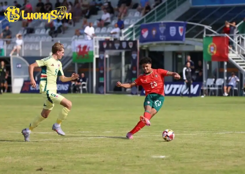 Ronaldo Jr lập công cho U16 Bồ Đào Nha. Ảnh: TalkSport Ronaldo Jr lập công cho U16 Bồ Đào Nha. Ảnh: TalkSport